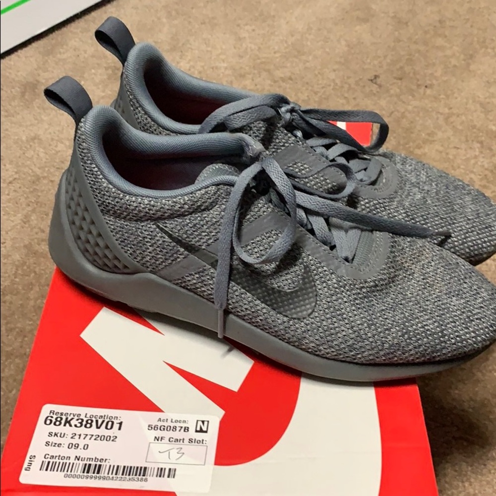EUC Nike Lunarestoa